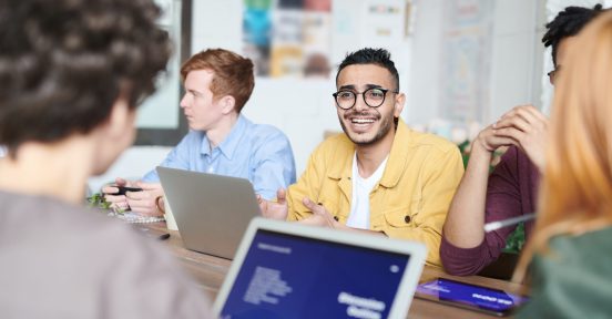 Equipe de especialistas em gestão de TI analisa um projeto para uma empresa