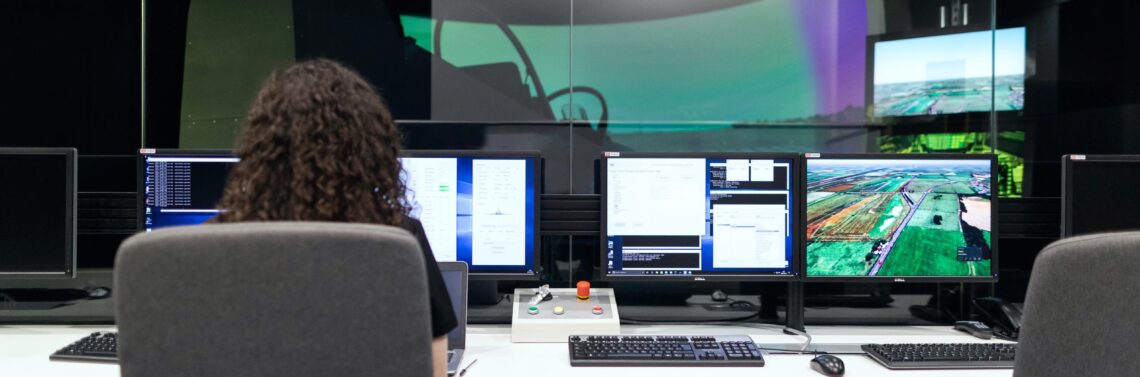 Uma mulher opera um centro de monitoramento SAP na nuvem