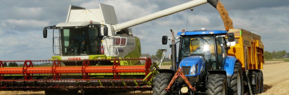 Máquinas trabalhando no campo para otimizar os custos agrícolas