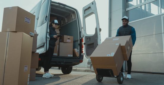 un hombre y una mujer trabajando en la gestión de transporte de mercadería